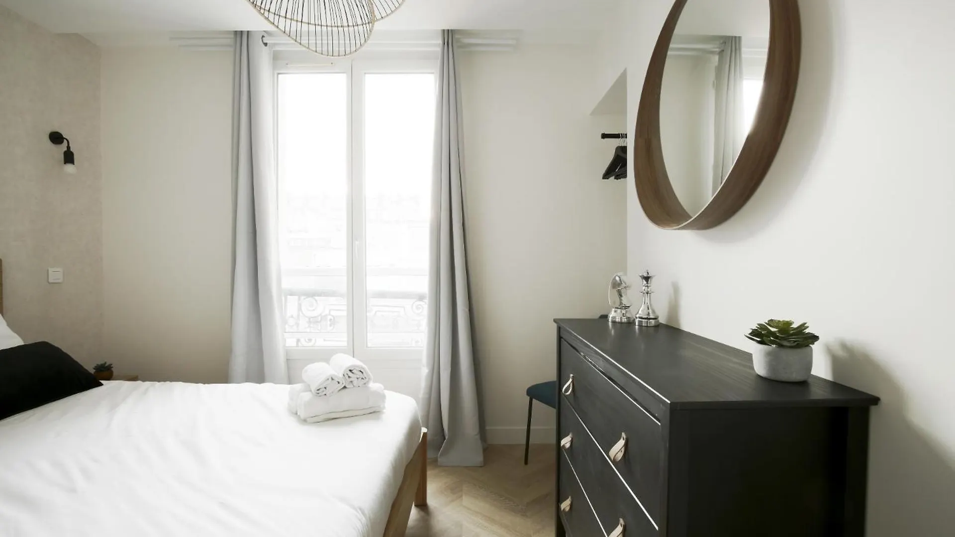 Relish Best Paris Baguette In Light-Filled Duplex