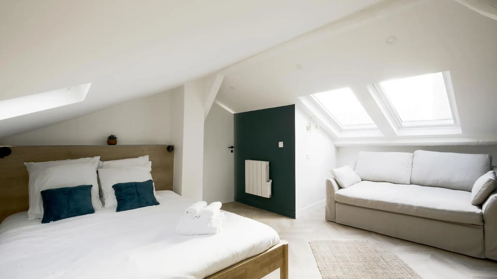 Relish Best Paris Baguette In Light-Filled Duplex Apartment